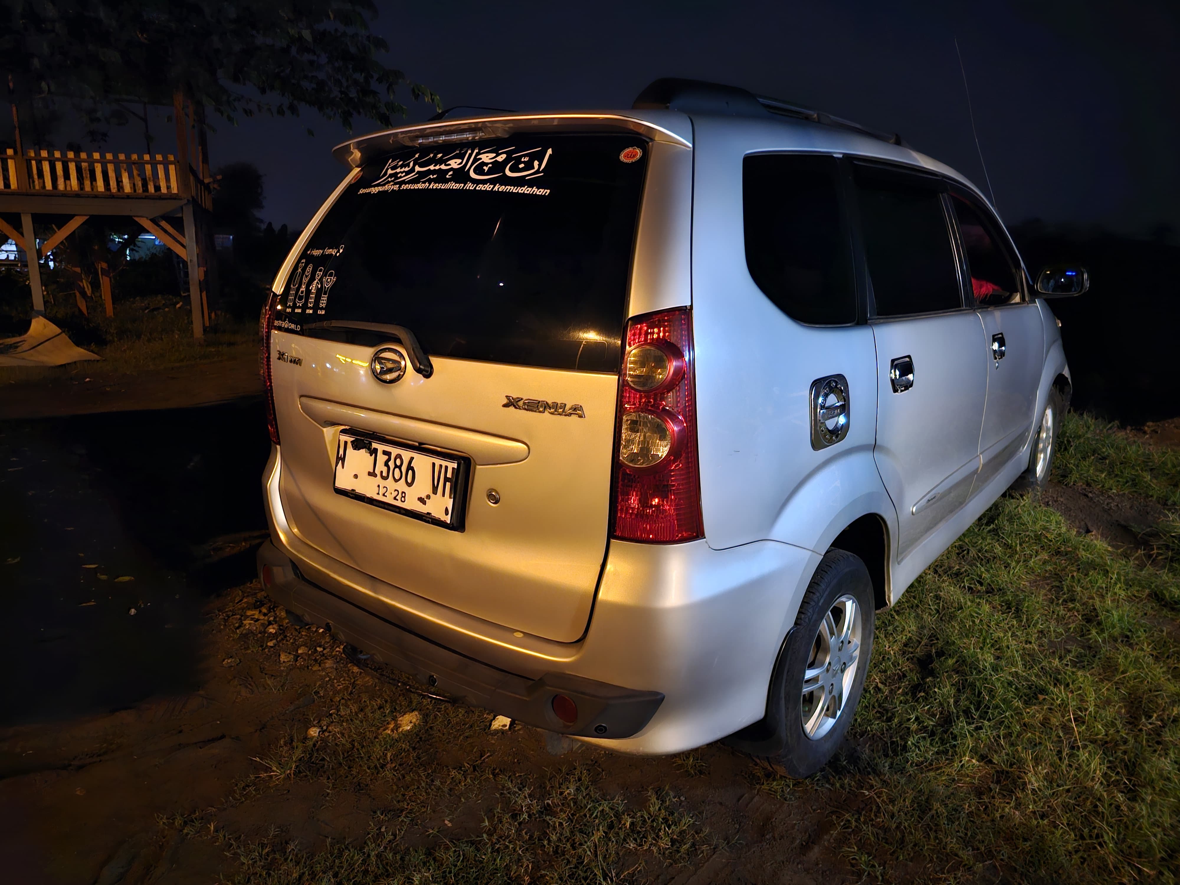 Daihatsu Xenia Tampak Belakang Kanan