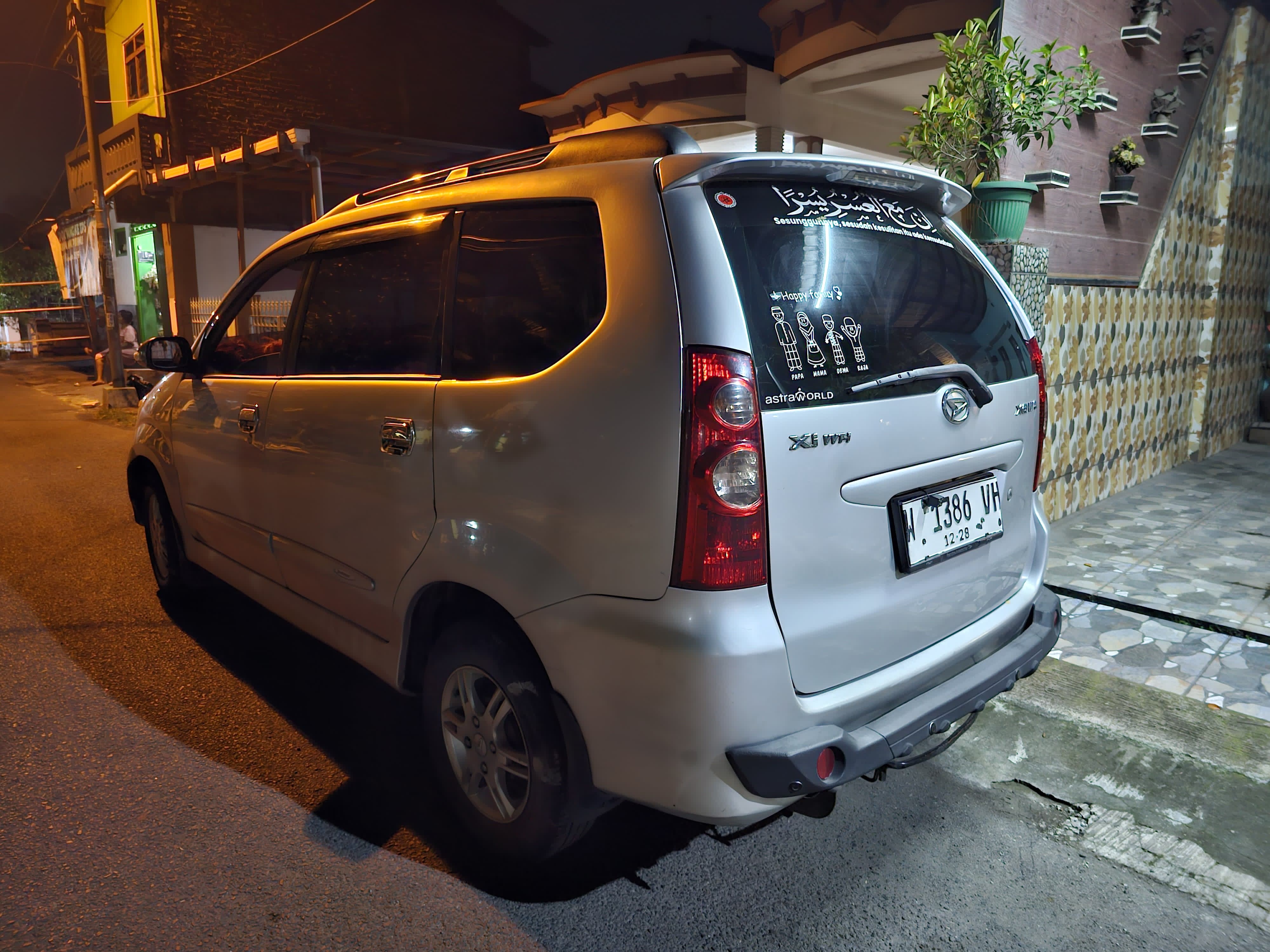 Daihatsu Xenia Tampak Belakang Kiri