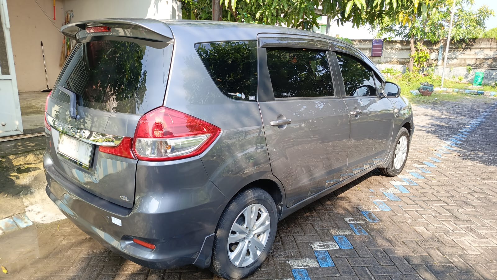 Suzuki Ertiga Tampak Belakang Kanan